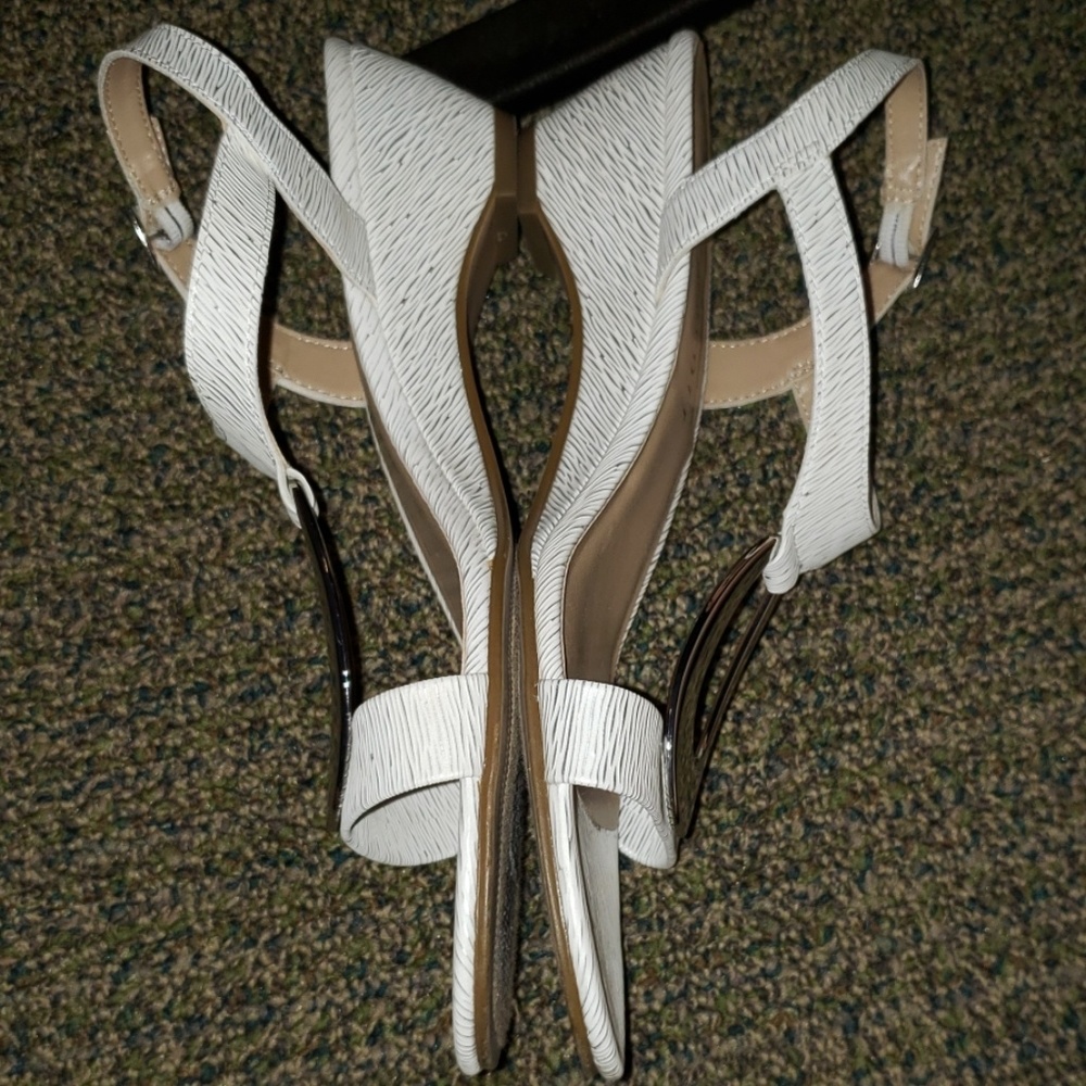 Shoe - Picture 2 of 4